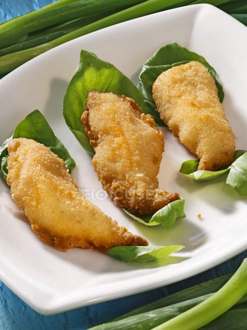 Filetti di pesce fritto su basilico — Foto stock
