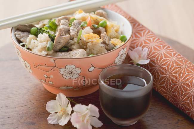 Gebratener Reis mit Rindfleisch und Gemüse — Stockfoto