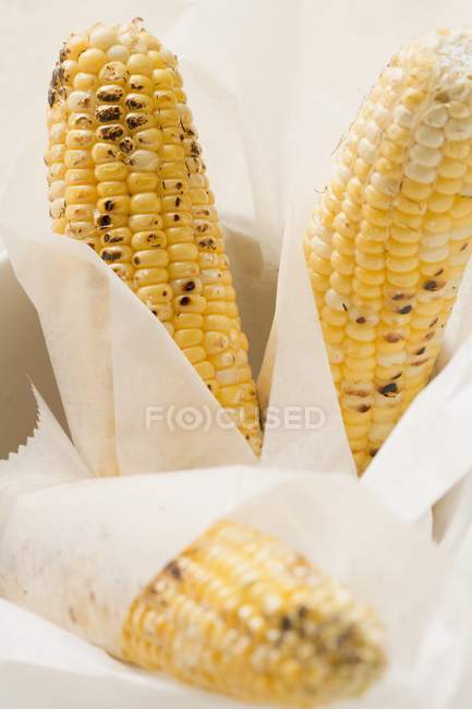 Жареная кукуруза на початках — стоковое фото