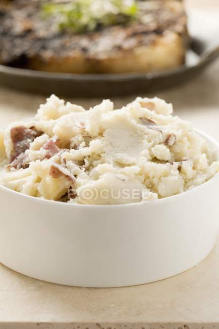 Patate schiacciate in piatto bianco — Foto stock