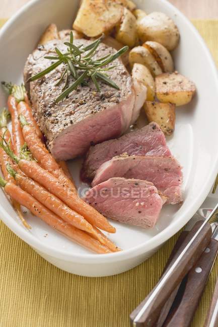Bifteck de filet aux carottes — Photo de stock
