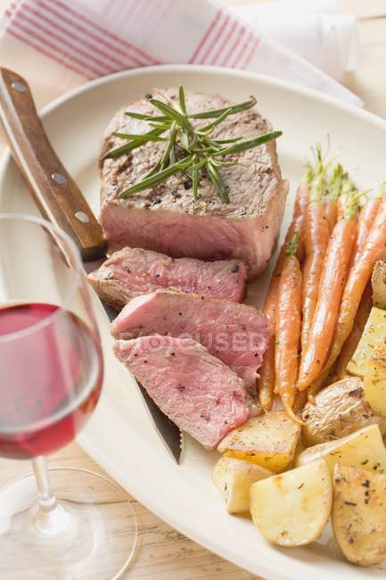 Bistecca di filetto con carote — Foto stock