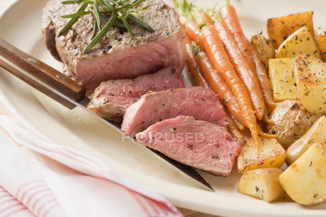 Fillet steak with carrots — Stock Photo
