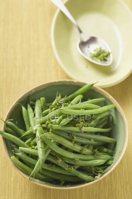 Frische grüne Bohnen mit Kräutern — Stockfoto
