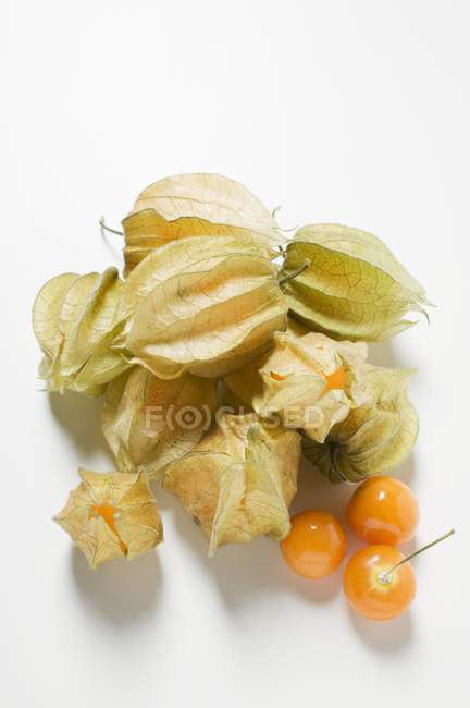 Fruits physalis avec et sans écorce — Photo de stock