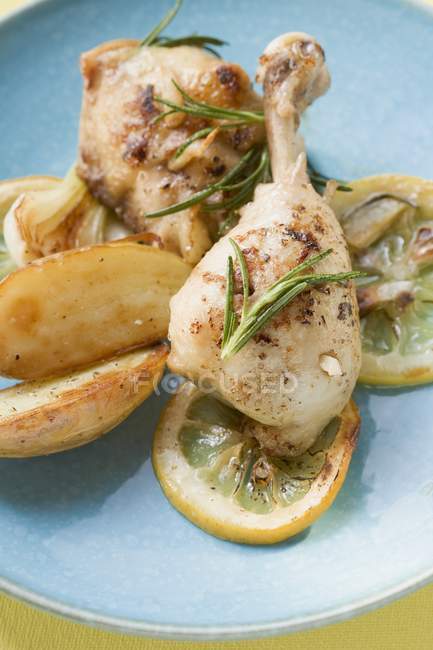 Jambes de poulet au citron au romarin — Photo de stock