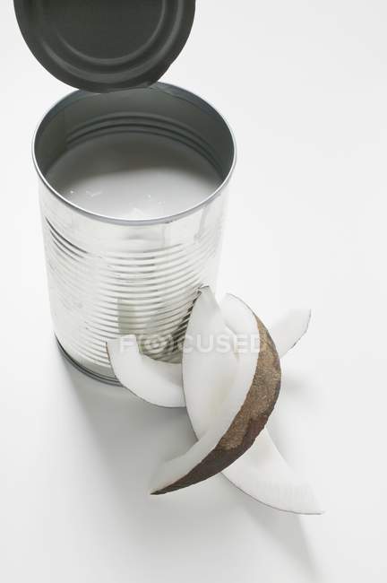 Latte di cocco in stagno — Foto stock