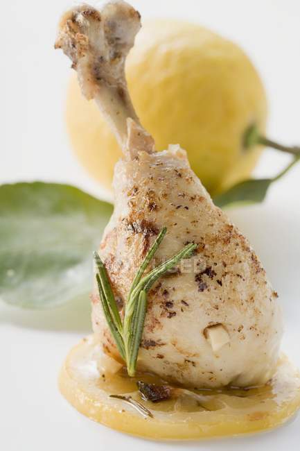 Lemon chicken leg with rosemary — Stock Photo