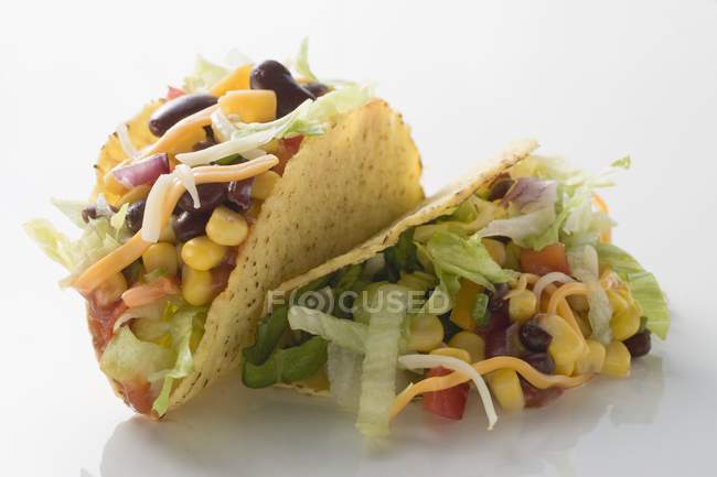 Dos tacos con maíz dulce - foto de stock