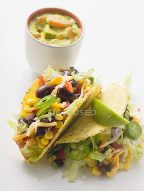 Tacos rellenos de frijoles - foto de stock