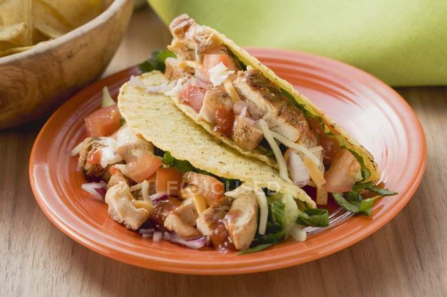 Tacos de poulet sur assiette — Photo de stock