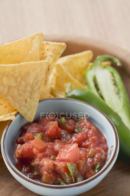 Salsa di pomodoro, nachos e peperoncino fresco — Foto stock