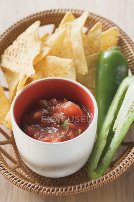 Salsa de tomate, nachos y chile fresco - foto de stock