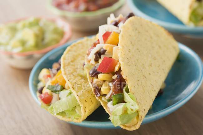 Tacos aux légumes sur assiette — Photo de stock