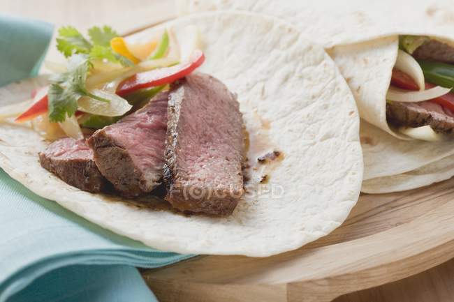 Wraps with beef and pepper filling — Stock Photo