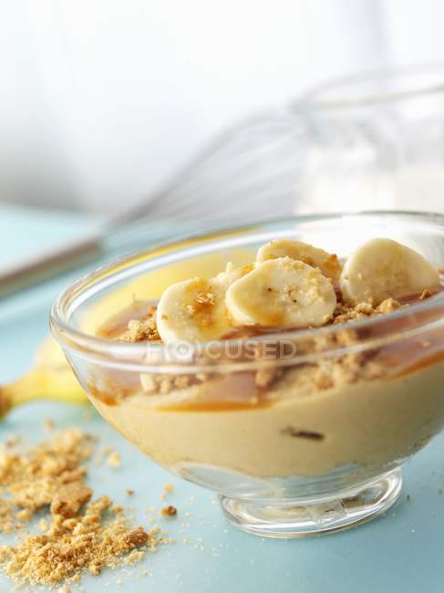 Butterscotch with bananas in bowl — Stock Photo
