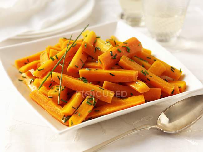 Zanahorias asadas con cebollino - foto de stock