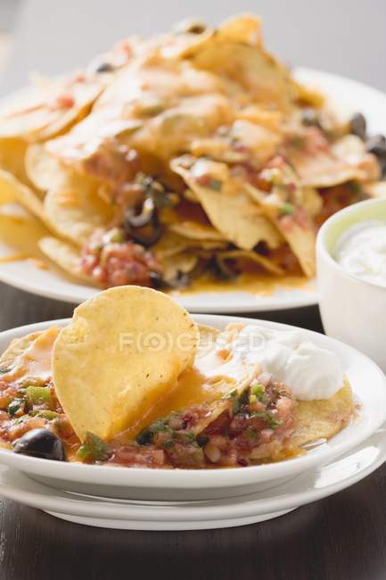 Tortilla-Chips mit geschmolzenem Käse — Stockfoto