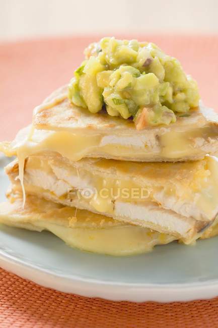 Quesadillas di pollo con guacamole — Foto stock