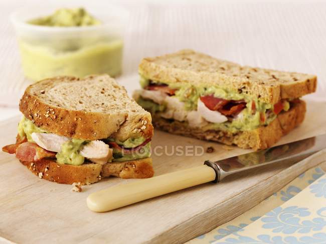Sandwich mit Huhn und Speck — Stockfoto