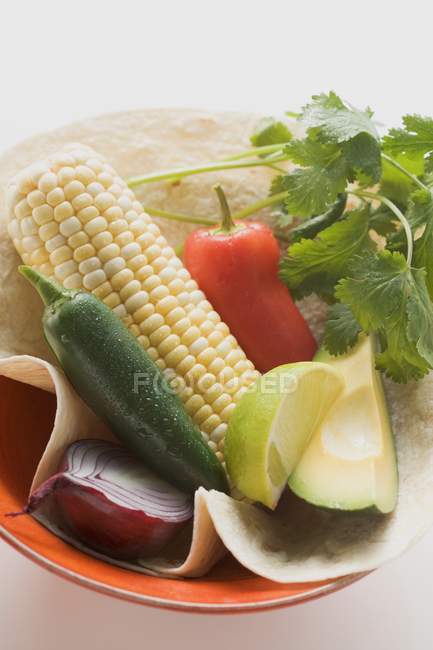 Ingrédients pour plats mexicains dans un bol sur fond blanc — Photo de stock