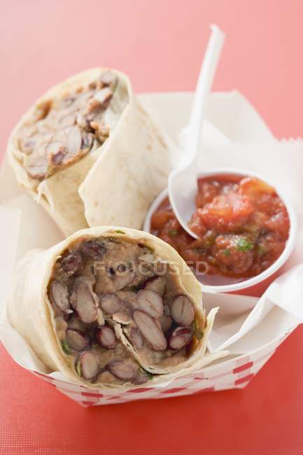 Bohnen-Burritos, Salsa in Pappbottich auf roter Oberfläche — Stockfoto