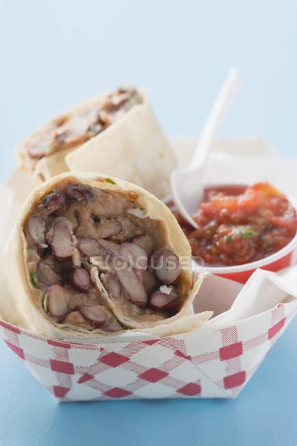 Bohnen-Burritos, Salsa im Pappbottich über blauer Oberfläche — Stockfoto