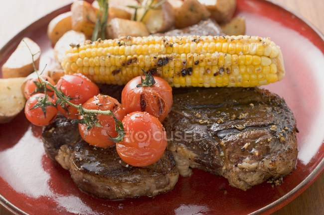 Gegrilltes Steak mit Mais — Stockfoto
