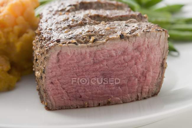 Steak de bœuf aux légumes — Photo de stock