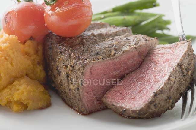 Steak de boeuf sur assiette — Photo de stock
