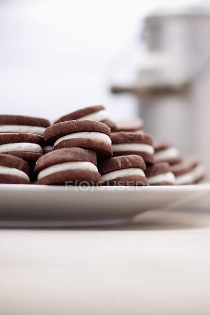 Biscoitos de chocolate recheados de creme — Fotografia de Stock