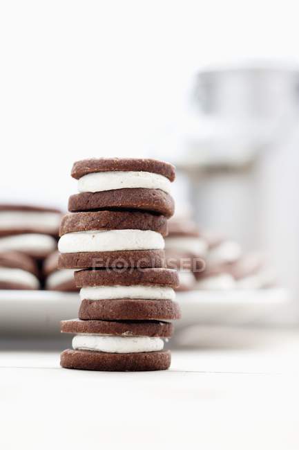 Вершки заповнені печиво шоколадне — стокове фото
