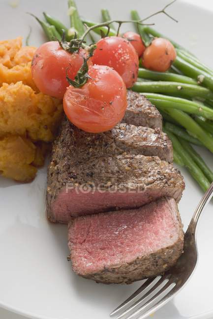 Carne de res en el plato - foto de stock