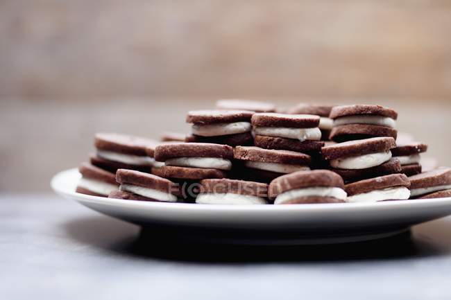 Biscoitos de chocolate recheados de creme — Fotografia de Stock