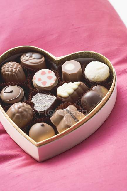Шоколад в коробке в форме сердца — стоковое фото