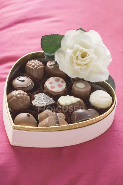 Chocolates en caja en forma de corazón - foto de stock