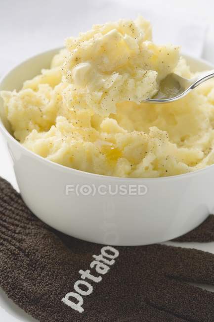 Purè di patate con burro in ciotola — Foto stock