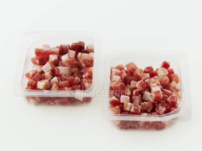 Bacon coupé en dés dans des emballages en plastique — Photo de stock
