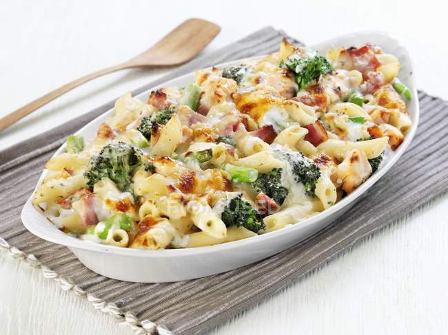 Cuocere la pasta con broccoli — Foto stock
