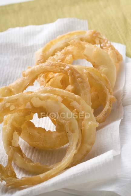 Zwiebelringe auf Küchenpapier — Stockfoto