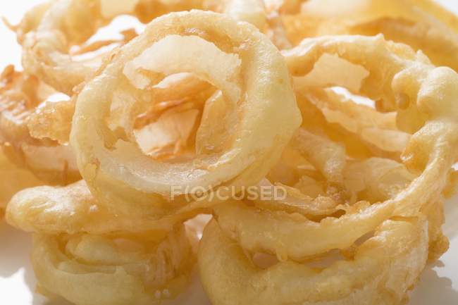 Onion rings on kitchen paper — Stock Photo