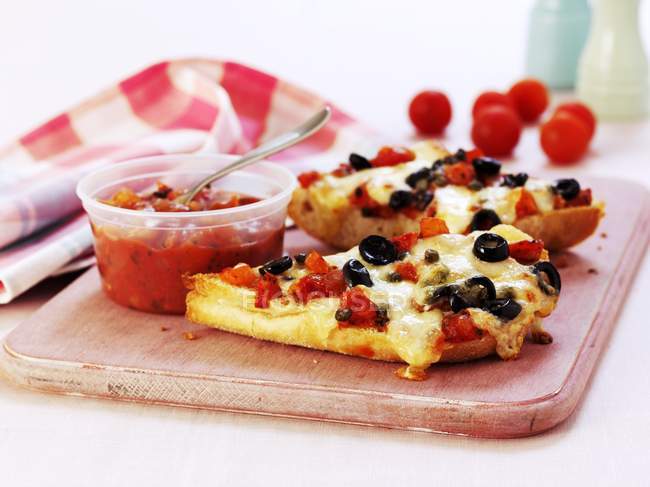 Salsa-Pizza mit Oliven und Tomaten — Stockfoto