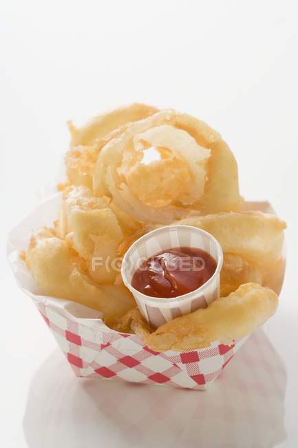 Deep-fried onion rings with ketchup — Stock Photo