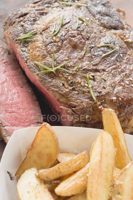 Sirloin steak with wedges — Stock Photo