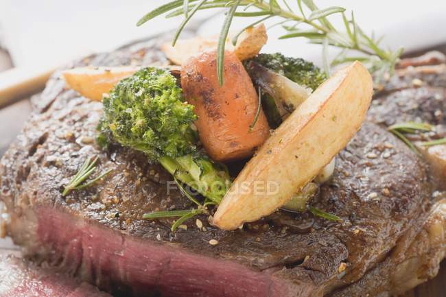 Bistecca di Sirloin con verdure — Foto stock