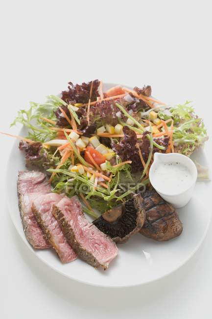 Steak salad with mushrooms — Stock Photo