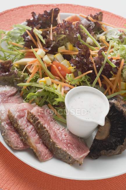 Salada de bife com cogumelos — Fotografia de Stock