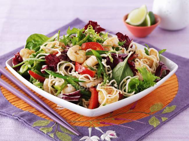 Primo piano vista di insalata di verdure con gamberetti sul piatto — Foto stock