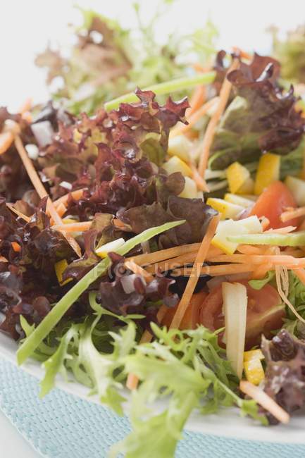 Vista de cerca de las hojas de ensalada con verduras — Stock Photo