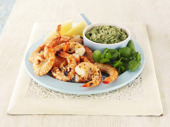 Grilled king prawns with herb dip — Stock Photo